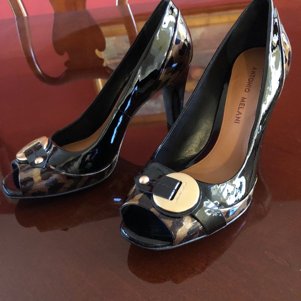 Patent leather black and leopard trim pumps